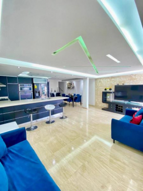 Hermosa lujosa y moderna casa boté de 4 habitaciones con piscina